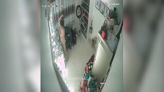 البنت الشرموطه واقفه ومنزله البنطلون لتحت وحبيبها واقف وراها وتاخدها  سكس مصري بحضنه اوي من ضهرها وبيحك زوبره في طيزها