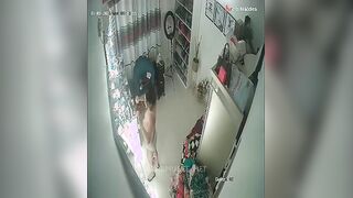 البنت الشرموطه واقفه ومنزله البنطلون لتحت وحبيبها واقف وراها وتاخدها  سكس مصري بحضنه اوي من ضهرها وبيحك زوبره في طيزها