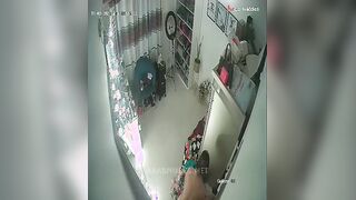 البنت الشرموطه واقفه ومنزله البنطلون لتحت وحبيبها واقف وراها وتاخدها  سكس مصري بحضنه اوي من ضهرها وبيحك زوبره في طيزها
