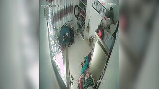 البنت الشرموطه واقفه ومنزله البنطلون لتحت وحبيبها واقف وراها وتاخدها  سكس مصري بحضنه اوي من ضهرها وبيحك زوبره في طيزها