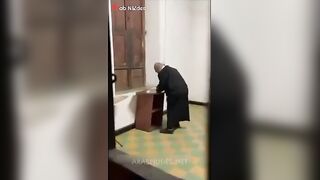 الراجل بينضف الاوضه بتاعته وبتدخل عليه الممحونه الجيران بتحسس و سكس مصري تقرب منه وتحك فيه اوي وتخليه يفضي بلبنه