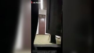 الراجل بينضف الاوضه بتاعته وبتدخل عليه الممحونه الجيران بتحسس و سكس مصري تقرب منه وتحك فيه اوي وتخليه يفضي بلبنه