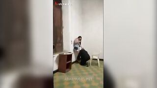 الراجل بينضف الاوضه بتاعته وبتدخل عليه الممحونه الجيران بتحسس و سكس مصري تقرب منه وتحك فيه اوي وتخليه يفضي بلبنه