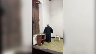 الراجل بينضف الاوضه بتاعته وبتدخل عليه الممحونه الجيران بتحسس و سكس مصري تقرب منه وتحك فيه اوي وتخليه يفضي بلبنه