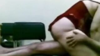 البنت قاعده عالكنبه في الصاله والراجل ال معاها بينومها عليها وبيرفع رجلها لفوق الحيطه و سكس مصري بيبدا يلعب بزوبره في كسها وبيحك فيه اوي
