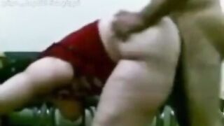 البنت قاعده عالكنبه في الصاله والراجل ال معاها بينومها عليها وبيرفع رجلها لفوق الحيطه و سكس مصري بيبدا يلعب بزوبره في كسها وبيحك فيه اوي