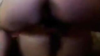 البنت الفاجره واخده وضع الكلابي والراجل العنتيل راكب فوق طيزها وساند سكس مصري  ايده علي ضهرها هو وبيرزع في زوبره فيها