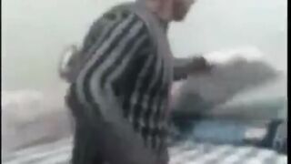 الراجل بيقابل الحته الطريه بتاعته وبيروق السرير ليها واول متدخله بي سكس مصري اخدها جامد في حضنه وبيبوس بوس مشبك فيها
