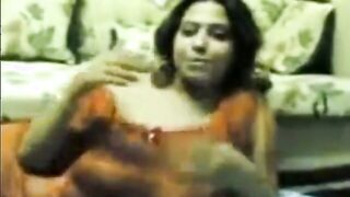 البنت لابسه الفستان البرتقالي وعالارض قاعده بتلعب في كسها وتف سكس مصري ك شعرها الطويل بتجيبه للاماموهو رايح جي