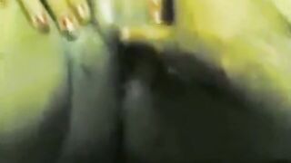 البنت لابسه الفستان البرتقالي وعالارض قاعده بتلعب في كسها وتف سكس مصري ك شعرها الطويل بتجيبه للاماموهو رايح جي