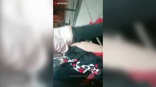 الراجل موقف البنت وحاضنها من ورا ضهرها وهي مميله نص جسمها عالسرير وبيني سكس مصري ك فيها اوي شغال يدخل ويطلع ف زوبره فيها