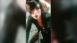 الراجل موقف البنت وحاضنها من ورا ضهرها وهي مميله نص جسمها عالسرير وبيني سكس مصري ك فيها اوي شغال يدخل ويطلع ف زوبره فيها