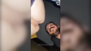 البنت عند صديقتها بتغير لبسها وبيدخل عليها جوز صديقتها بيحاول يقرب منها وبيحسس علي جسمها وهي  سكس مصري بتستجيب معاه وتهيج عايزه تتناك من زوبره