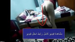 البنت بترفع الكاش مايوه بتاعها لفوق وتميل نص جسمها عالسرير وتنام علي بطنها ورجليها في ا سكس مصري لارض والراجل وراها بيحك بزوبره في طيزها