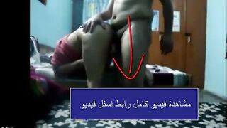 البنت بترفع الكاش مايوه بتاعها لفوق وتميل نص جسمها عالسرير وتنام علي بطنها ورجليها في ا سكس مصري لارض والراجل وراها بيحك بزوبره في طيزها