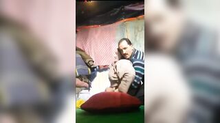 البنت بتقابل ابن الجيران في شقته وتقلع هدومها وهو الخول بيصورها من غير متالخد بالها وهو بيقفش في بز سكس مصري ها وبيضرب عشرته عليها بينزلهم علي صدرها