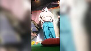 البنت بتقابل ابن الجيران في شقته وتقلع هدومها وهو الخول بيصورها من غير متالخد بالها وهو بيقفش في بز سكس مصري ها وبيضرب عشرته عليها بينزلهم علي صدرها