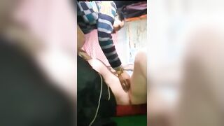 البنت بتقابل ابن الجيران في شقته وتقلع هدومها وهو الخول بيصورها من غير متالخد بالها وهو بيقفش في بز سكس مصري ها وبيضرب عشرته عليها بينزلهم علي صدرها