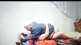 الراجل مكتف ايد لبوته وحاطتها لورا ورافع ايدها لفوق اوي ورجليها فاشخ كسمها  سكس مصري وشغال ينيك في كسها وبيضرب عليه بكف ايده