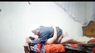 الراجل مكتف ايد لبوته وحاطتها لورا ورافع ايدها لفوق اوي ورجليها فاشخ كسمها  سكس مصري وشغال ينيك في كسها وبيضرب عليه بكف ايده