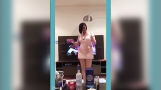اللبوه لابسه القميص الابيض وبتترقص سكس مصري , موقع سبعة ونص. , موقع سبعه ونص  عالاغاني مشغلاها في الصاله وشغاله تهز في وسطها اوي وتحرك فيه يمين وشمال