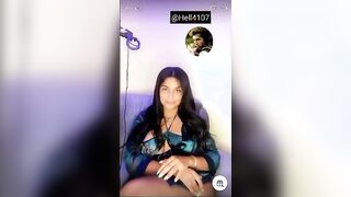 البنت المتناكه بتكلم الشباب عالشات مباشر وهي لابسه الروب الازرق ومطلعه بزازها الكبيره سكس مصري  بره الروب وشغاله تمشي صباع ايدها وسطهم
