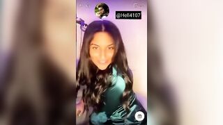 البنت المتناكه بتكلم الشباب عالشات مباشر وهي لابسه الروب الازرق ومطلعه بزازها الكبيره سكس مصري  بره الروب وشغاله تمشي صباع ايدها وسطهم