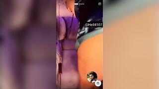 البنت المتناكه بتكلم الشباب عالشات مباشر وهي لابسه الروب الازرق ومطلعه بزازها الكبيره سكس مصري  بره الروب وشغاله تمشي صباع ايدها وسطهم