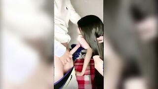 الراجل منزل بنطلونه لتحت ومطلع زوبره للمتناكه بتاعته وهي تحته عالارض قاعده  سكس مصري بتمص فيه وهو ماسكها من شعرها بيشدها منه
