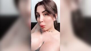 ورده الشرموطه بتكلم صديقها فيديو وتفرجه علي شفايفها وهي بتعض فيها وتلبحس الروج الاحمر بلسانها وتبلع فيه وتقوله  نيك مصري نفسي في زوبرك امص فيه كده وابلع لبنك