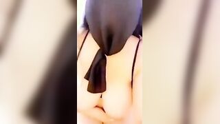 المنقبه الفاجره قاعده بالاندر والبراه اول السرير ومنزله رجلها سكس مصري  للارض وبتلعب في كسها هيس ولابسه الاندر