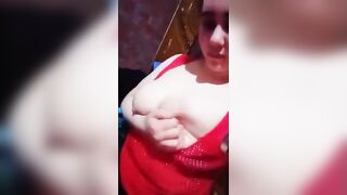 اللبوه في الاوضه لابسه القميص الزهري وبتطلع من الدولاب لبس وشغاله ترقص وتهز  سكس مصري في جسمها كله بيتحرك شبه الجلي بالفراوله