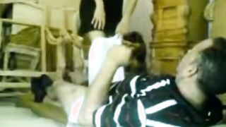 الراجل والبنت واقفه عريانين وحاضنين بعض اوي ولاصقين في بعض وهو ميل بوقه علي بزها  سكس مصري بيرضهع منه وهي بتحرك في طيزها هي وواقفه