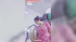 البنت في الاوضه بتقلع العبايه بتاعتها وترميها عالارض وبتمسك  سكس مصري بزها الحلو تلعب فيه وتعصره في يديها اوي