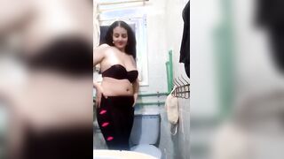 الشرموطه في اوضتها مثبته كاميرا فونها وبتصور نفسها هي وبتفرد شعرها الطويل لقدام وتلعب  سكس مصري في صدرها وهو تحت التيشرت ونصه طالع لبره