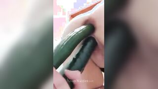 المتناكه واقفه وناكته الخيارتين الكبار واحده مدخلاها في كسها من قدام والتانيه في طيزه سكس مصري ا والاتنيبن بتدخل وتطلع فيهم بنفس الوقت