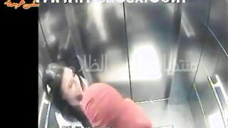 البنتين الشراميط في الاسانسير بيبوسو في بعض اوي بوس مشبك والبنت ب سكس مصري تقثفشها من برازها وتلعب في كسها التانيه