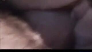 الراجل منوم مراته عالكنبه ورافع رجلها الاتنين لفوق وضاممهم لبعض وبيدخل  سكس مصري زوبره في كسها بكل حب وحنيه بينكها براحه