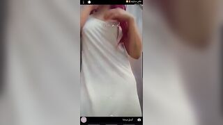 المزه المتناكه ام شعر احمر وقميص ابيض واقفه بتطلع صدرها وتلعب فيه وترفع في رجلها وتضر سكس مصري ب علي طيازها وهي بتلف وتدور حولين نفسها