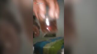 البنت الفاجره بتجيب علبه الكريم وبتحطه علي زوبر العنتيل بتاعها وهي واقفه بيرفع رجلها وبيسندها  سكس مصري علي ايده وهي بتدهن زوبره وتدخله في كسها