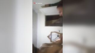 البنت الفاجره بتجيب علبه الكريم وبتحطه علي زوبر العنتيل بتاعها وهي واقفه بيرفع رجلها وبيسندها  سكس مصري علي ايده وهي بتدهن زوبره وتدخله في كسها