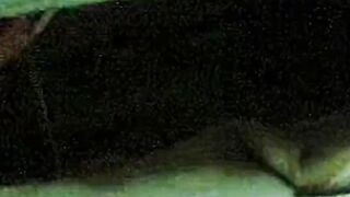 الراجل قاعد عالسرير ومنزل رجله لارض والبنت قالعه بالاندر والبراه وقاعده عل سكس مصري ي رجله بيبوسها بوس مشبك وبيحضن فيها اوي