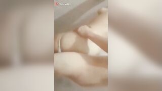 الاجنبيه المتناكه مفلقسه طيزها الصغيره والراجل بيدخل زوبره في خرم طيزها ال ضيق براحه اوي وبينكها واح سكس مصري ده واحده وهي ماسكه في طيزها بتتوجع منها