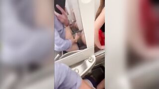 البنت في حمام الطيارلاه والراجل زانقها فيه هيب وواقفه ومطلع زوبره مدخله في كسيها من ورا ووشها للحيط بينيك فيه سكس مصري ا وماسكها من طيازها بتترقص من كتر النيك