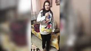 البنت بتصور صلاحبتها وتجبرها تقلع هدومها وهي بتقولها خلاص هقلع وبتشوف جسمها كل سكس مصري ه عريان وبتلعب في بزها هي وواقفه مغصوبه