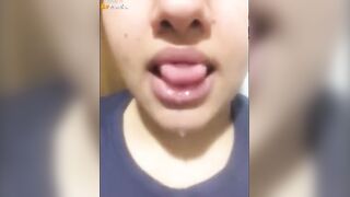 الشرموطه الحيحانه بتطلع اللعاب بتاعتها من بوقها وتتف اوي وتطلع الزاده بتاعتها الميه وتمشيها سكس مصري  علي شفايفها بلسانه كانه لبن بتبلعع فيه