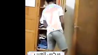 الشرموطه نايمه عريانه عالسرير علي جنبها الشمام ورافعه رجل لفوق وشغاله تلعب في سكس مصري  خرم طيزها وتدخل صباعها الكبير لجوه اوي