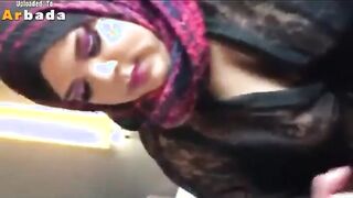 البنت بلبسها والحجاب قاعده تحت رجل الراجل هو وقاعد عالكرسي ومطلع زوبره وبيد سكس مصري خله في بوقها ترضعه وينزل لبنها علي وشها