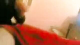 الراجل بيحضن عشيقته وبيدخل بيها الاوضه بتاعته وهو فارش لها السرير ملايه حمرا وليلتهم حمرا وهو بينومها ع سكس مصري السرير وبينام عليها وبيبوس وبيداعب فيها