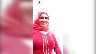 الفلاحه الشرموطه لابسه العبايه والطلرحه الحمرا وقاعده قصاد الكاميرا بتكلم راجلها  سكس مصري وتهيجه وتضرب علي بزازها وهما تحت الهدوم